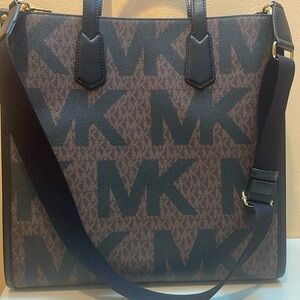 Brand New Michael Kors Signature Logo Bag!